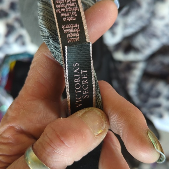 Victoria's Secret Padded Plunge Bra in size 34DD - Picture 9 of 9